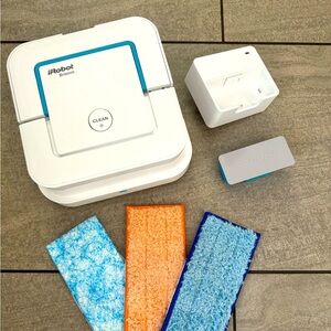 iRobot Braava 240 (mop) - like new! Comes with charger, battery and new pads!